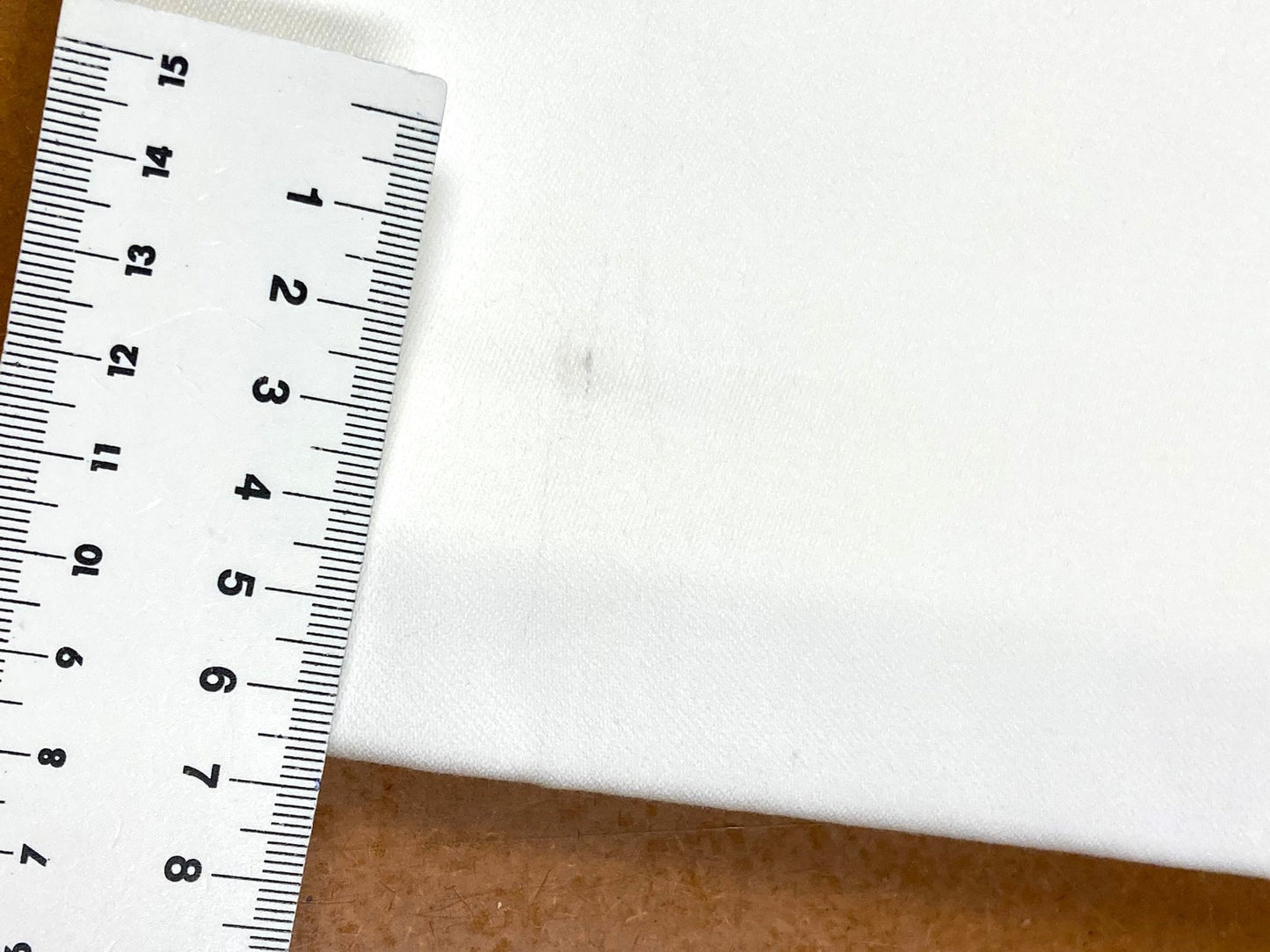 Vlekje van 5 mm x 1 mm in een Wit tafelkleed - 100% katoen - Bamar Lifestyle