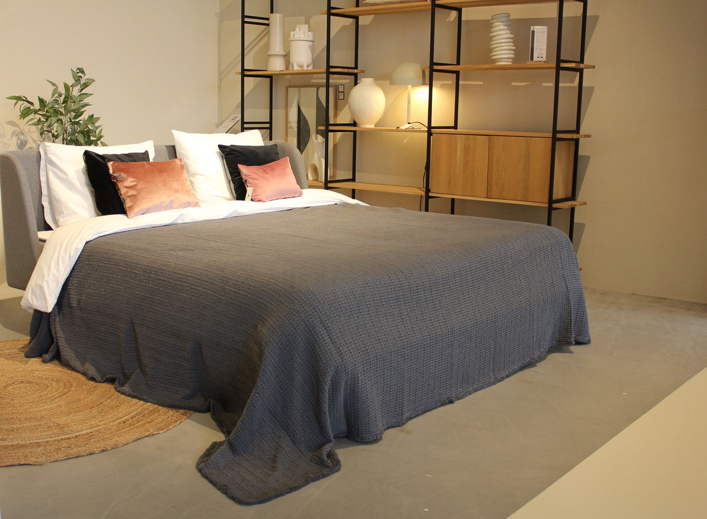 Bedsprei Nasa antraciet 280 x 270 - zomerdeken op tweepersoons bed gedecoreerd - Bamar Lifestyle