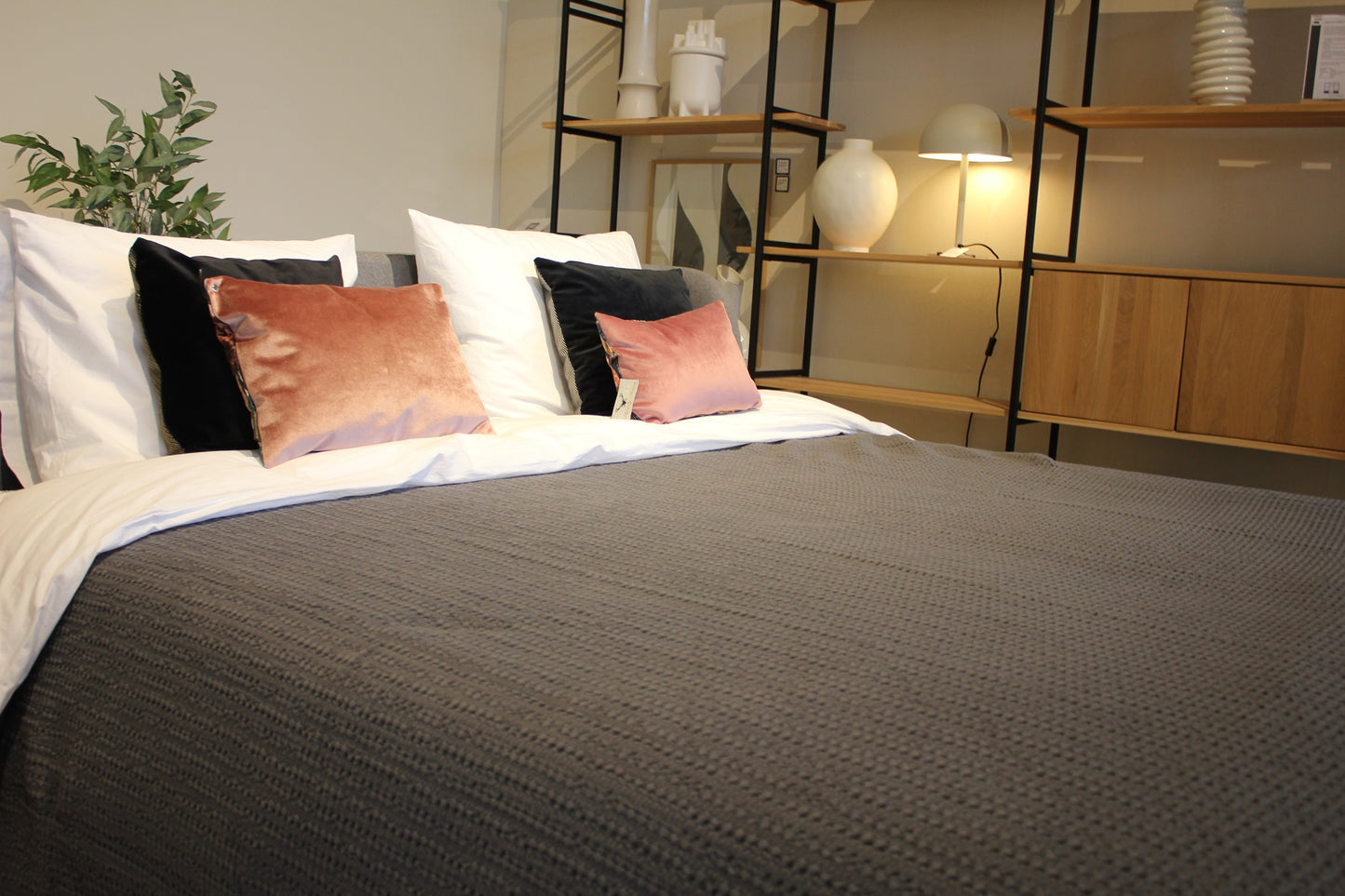 Detail van Bedsprei antraciet Nasa - zomerdeken op bed - Bamar Lifestyle