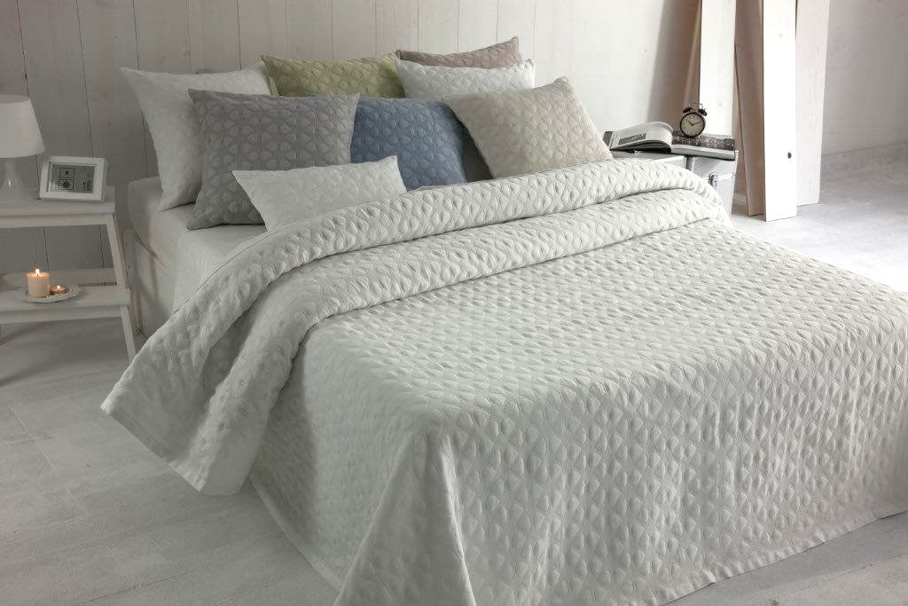 Bedsprei Edith ecru op bed