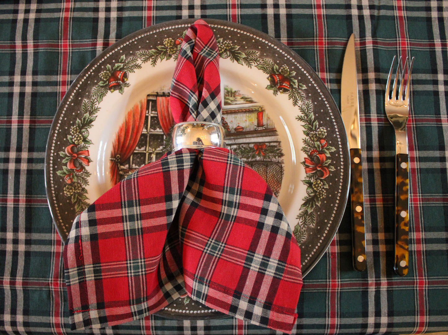Castle rood servet met schotse ruit patroon in een kerstbord op tafel gedecoreerd - Bamar Lifestyle