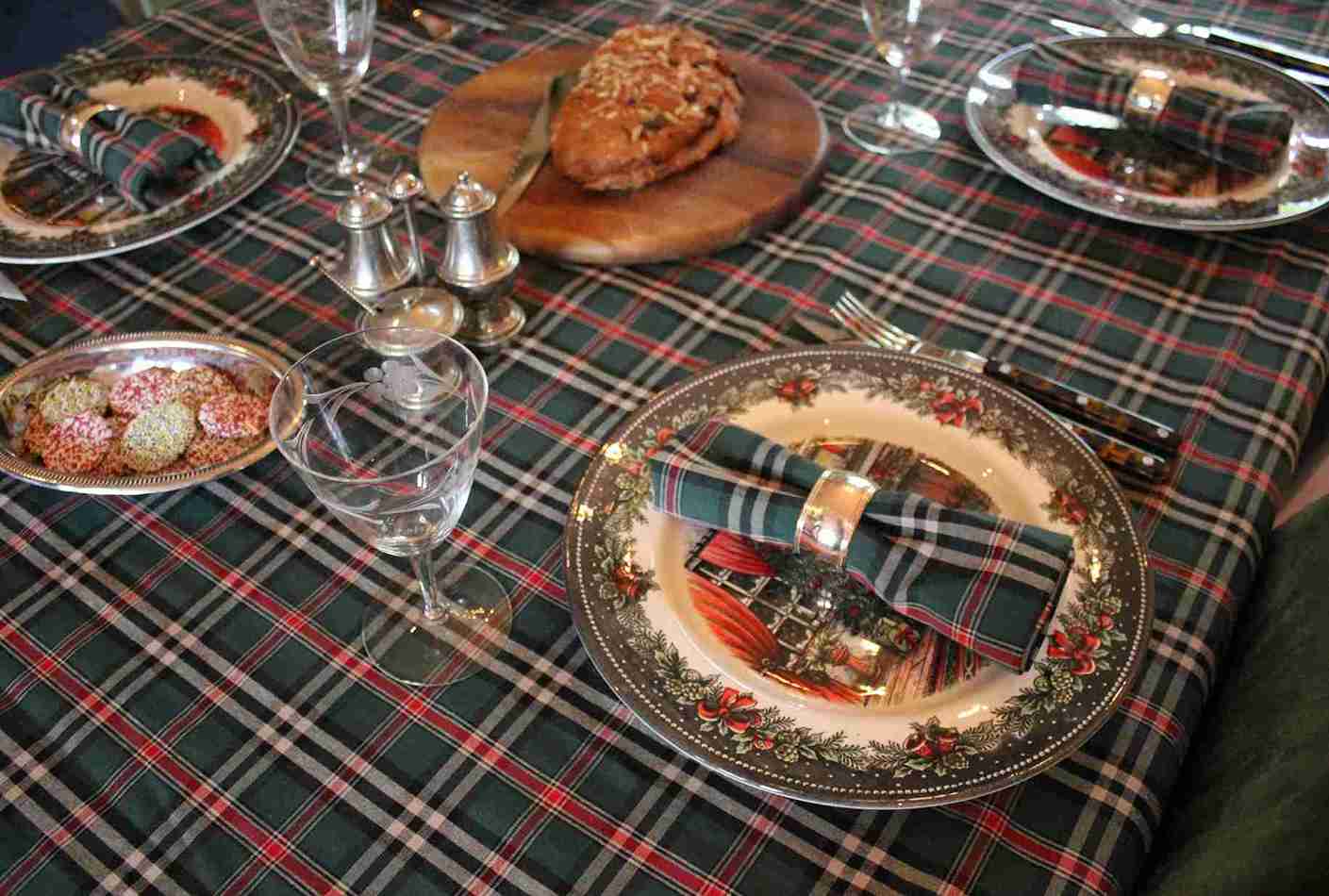 Gezellig gedekte tafel met een groene schotse ruit tafelkleed en servetten - Bamar Lifestyle