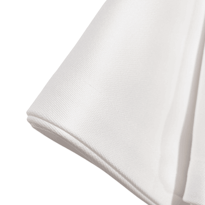 Detail foto van witte stof van tafelkleed en servetten met lichte glans.