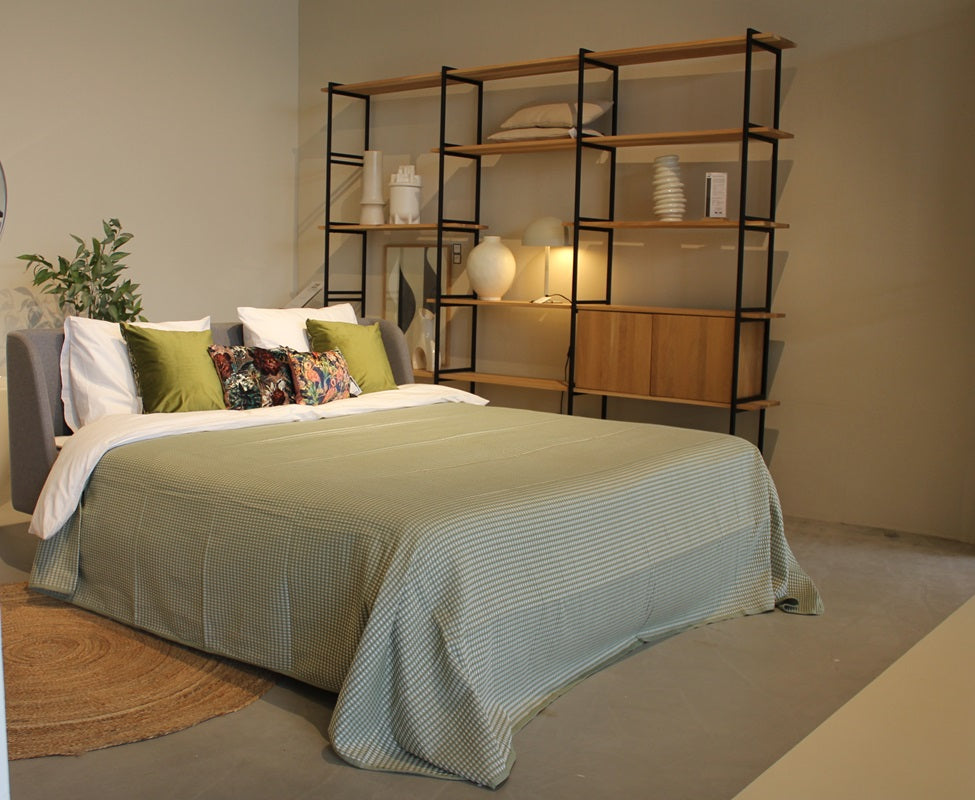 Bedsprei Combs groen 280 x 270 op bed gedecoreerd in een slaapkamer - Bamar Lifestyle