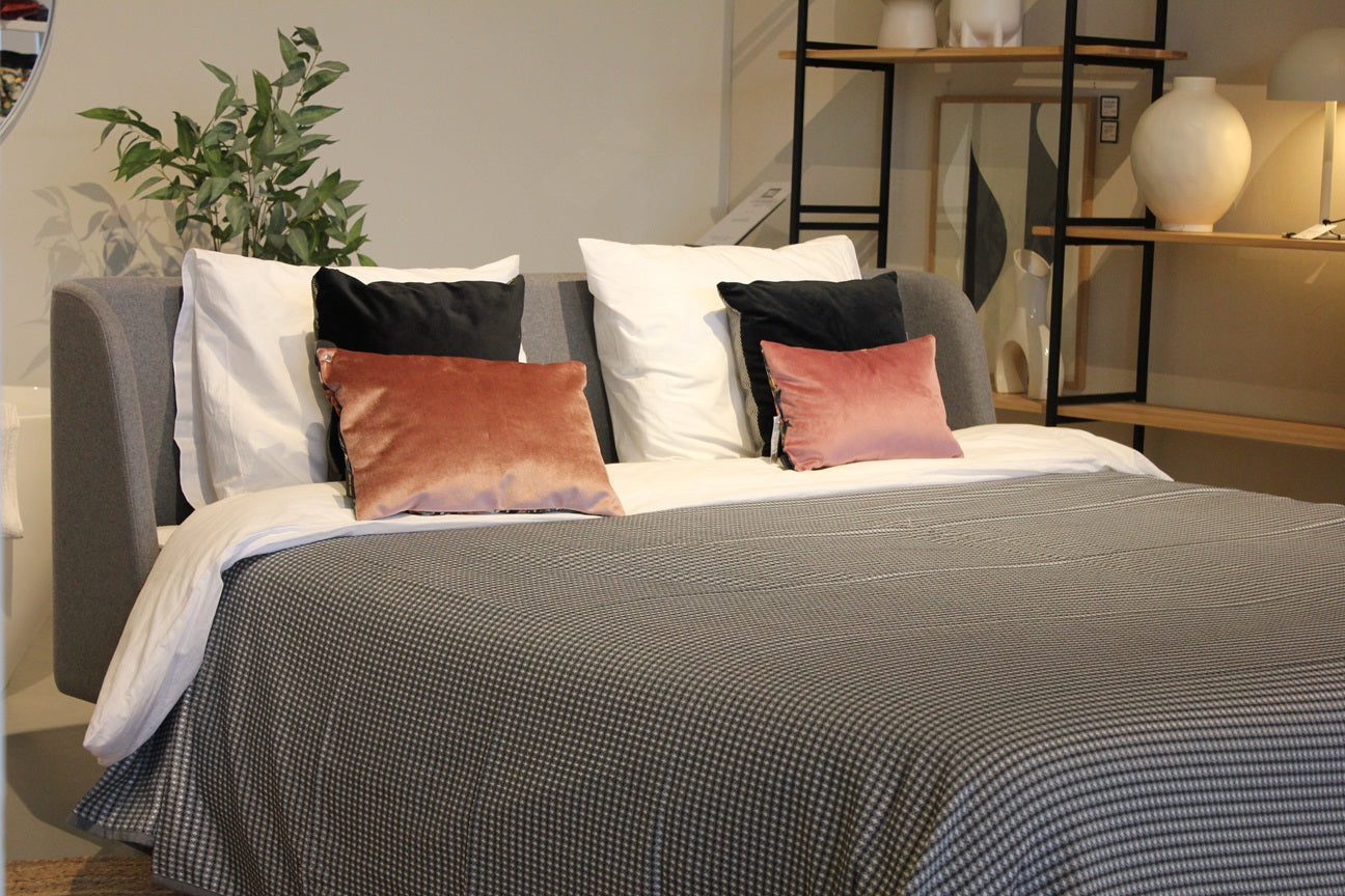 Bedsprei Combs antraciet, zwart en wit 280 x 270 - wafeldeken op bed - Bamar Lifestyle