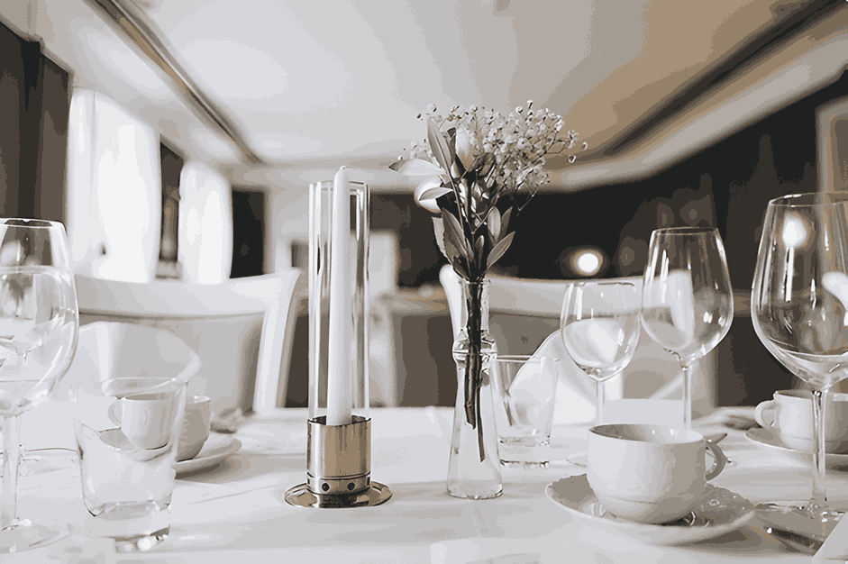 Wit gedekte tafel in converentie centrum met witte servetten Bamar Lifestyle