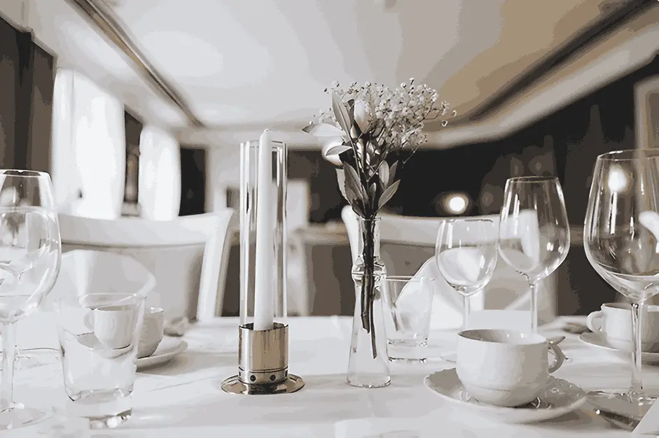 Wit gedekte tafel in converentie centrum met witte servetten Bamar Lifestyle