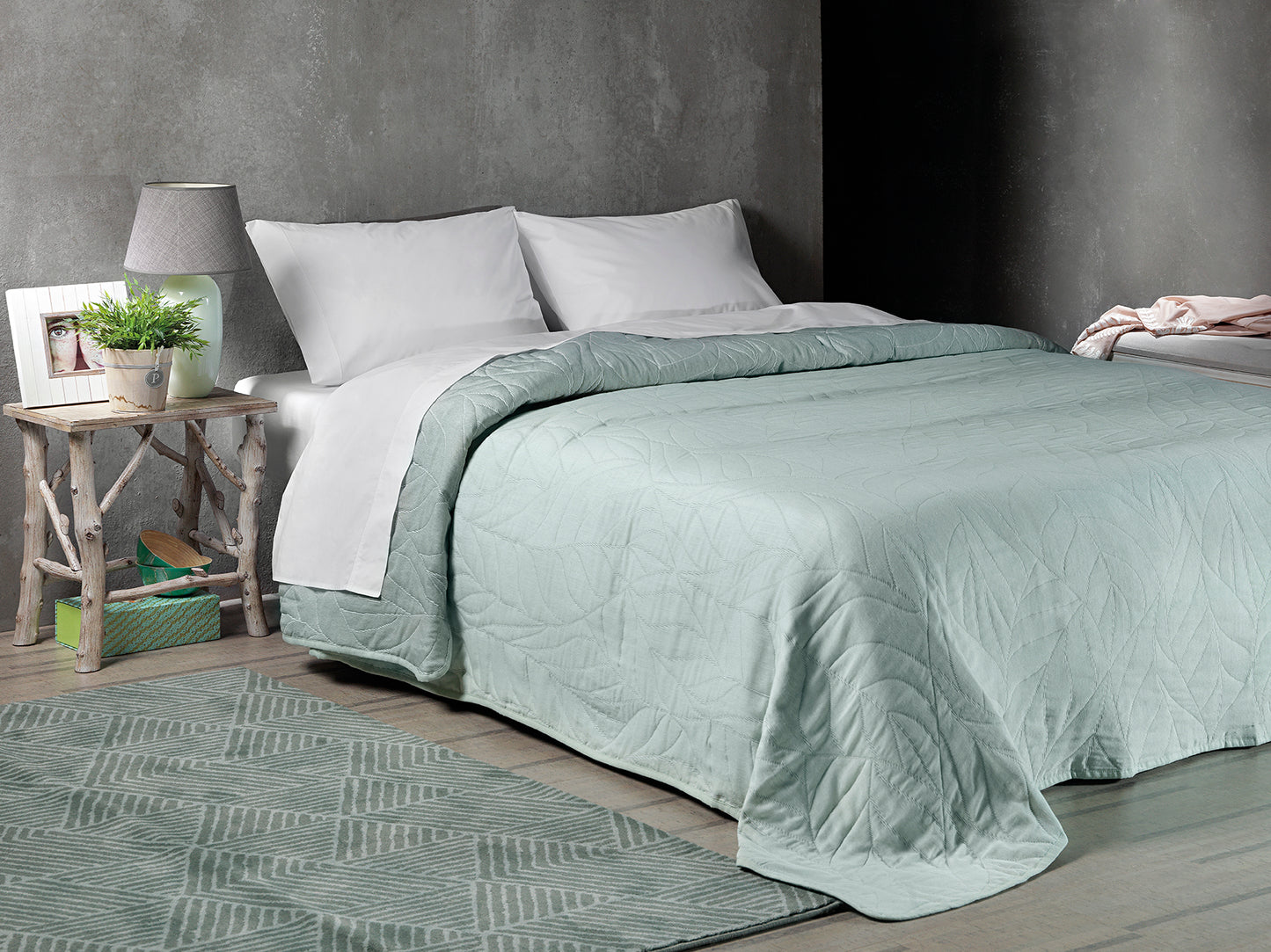Bedsprei Mambo groen op bed in een slaapkamer. Deze licht gewatteerde sprei is 2-zijdig bruikbaar - Bamar Lifestyle