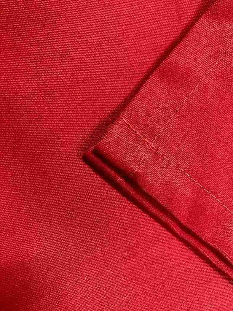 Rood tafelkleed afwerking hoeken