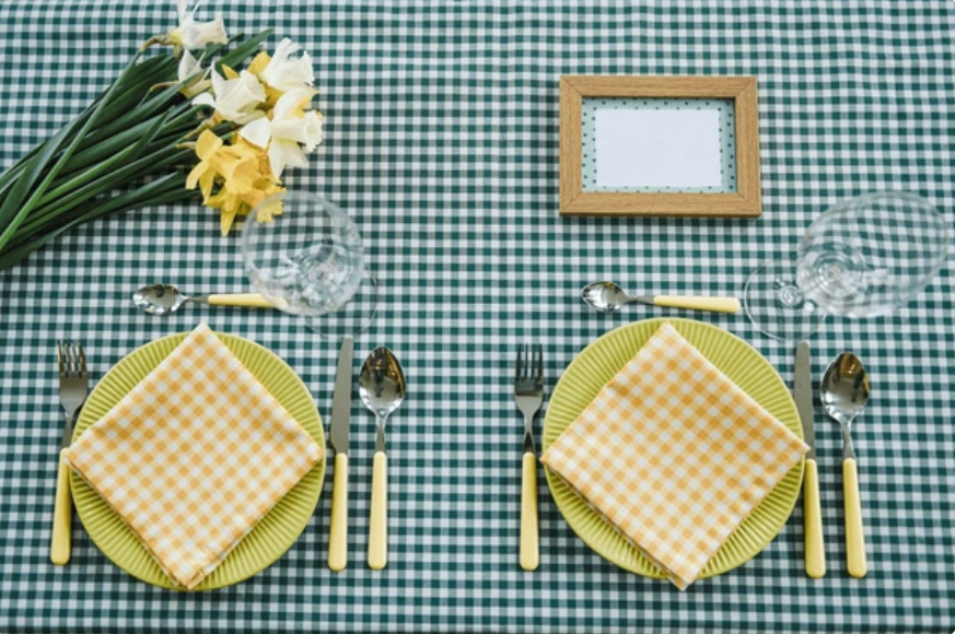 Gedekte tafel met Groen wit brabantsbont tafelkleed, ook wel kleine ruit groen genoemd (Strijkvrij) - Bamar Lifestyle
