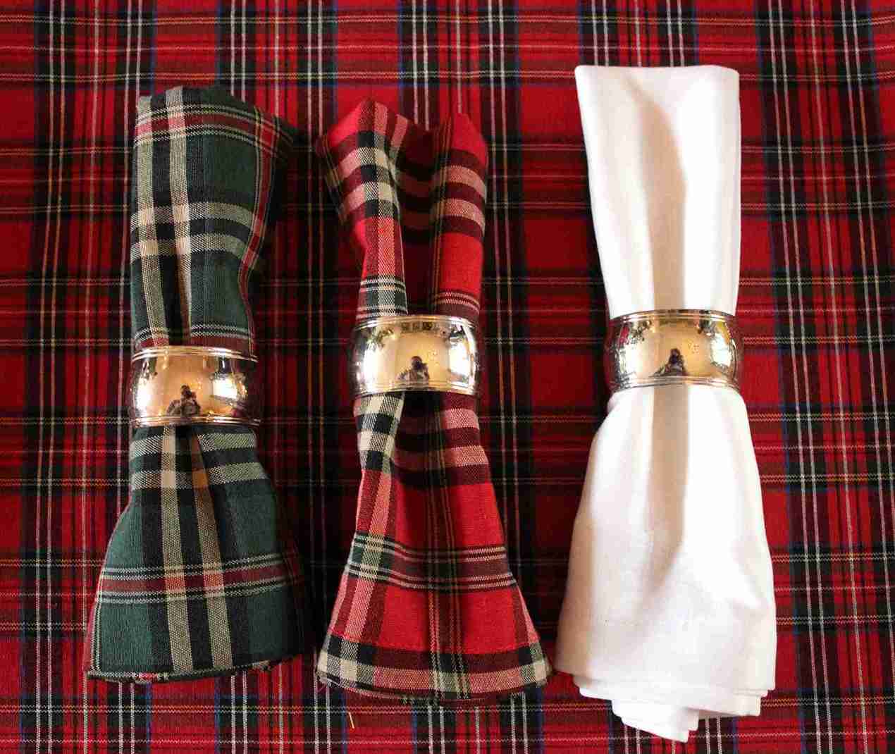 Bovenaanzicht van 3 soorten servetten in zilveren servetringen.