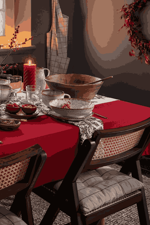 Rood tafelkleed gedekte kersttafel