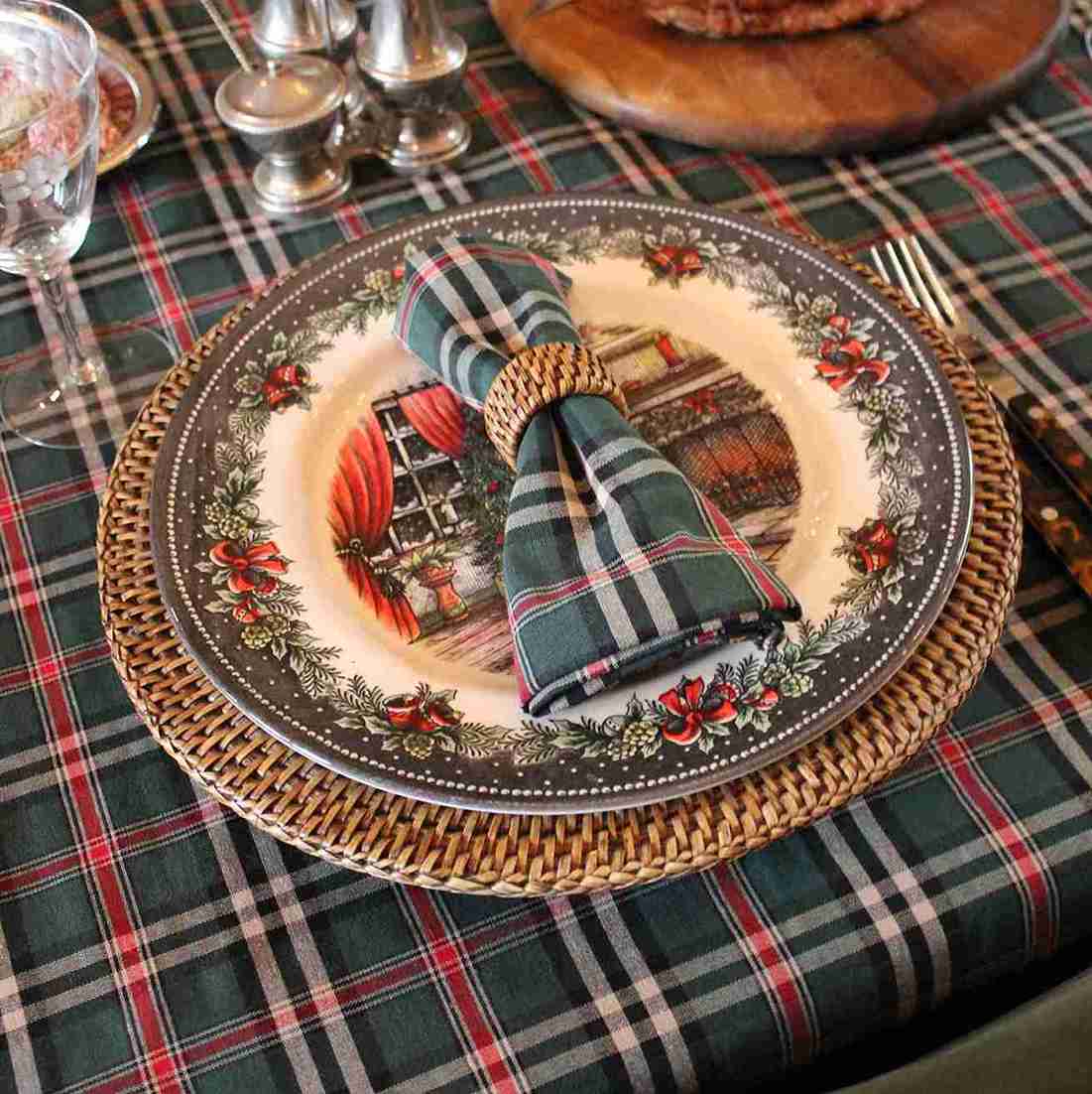 Gedekte tafel met Castle groen tafelkleed en servetten - Bamar Lifestyle