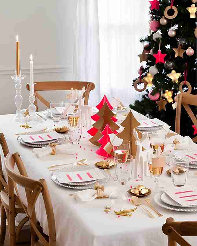 Tafel gedekt in kerstsfeer met wit tafellaken en servetten - Bamar LIfestyle