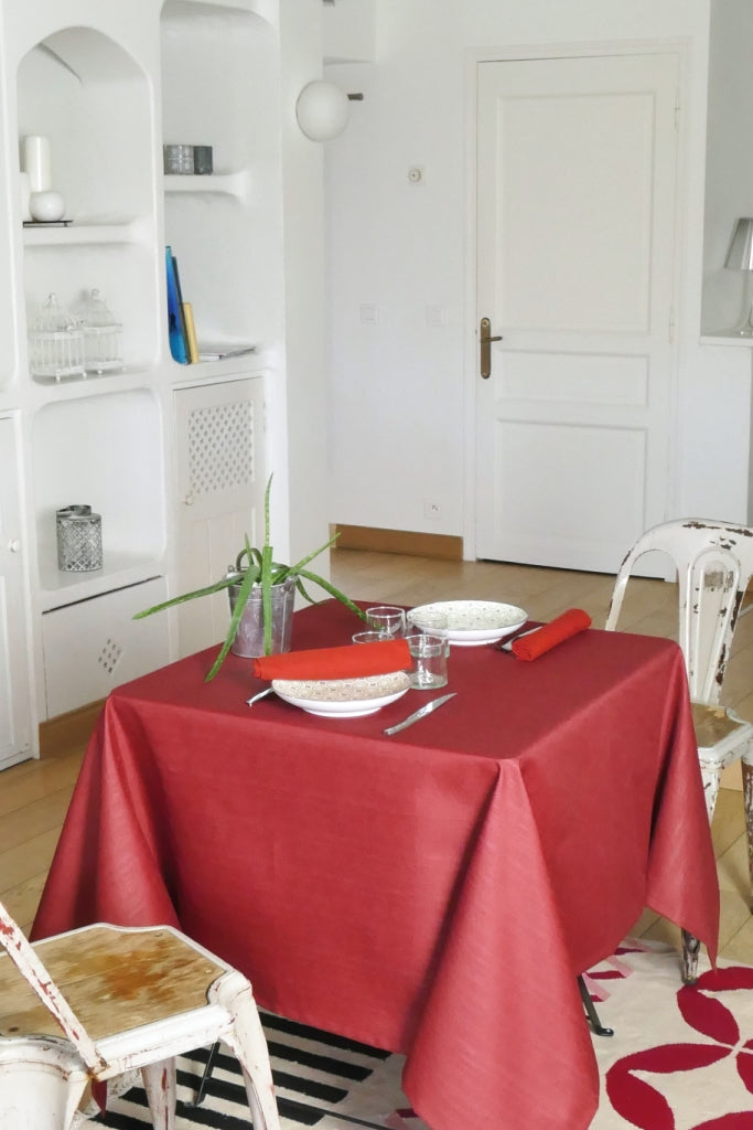 Tafelkleed Solene Tomette op een eettafel - Bamar Lifestyle