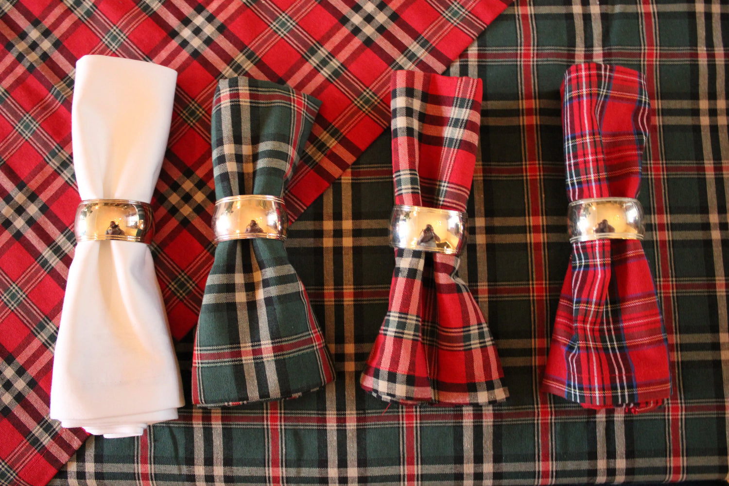 Collectie van Schotse ruiten servetten op tafel.