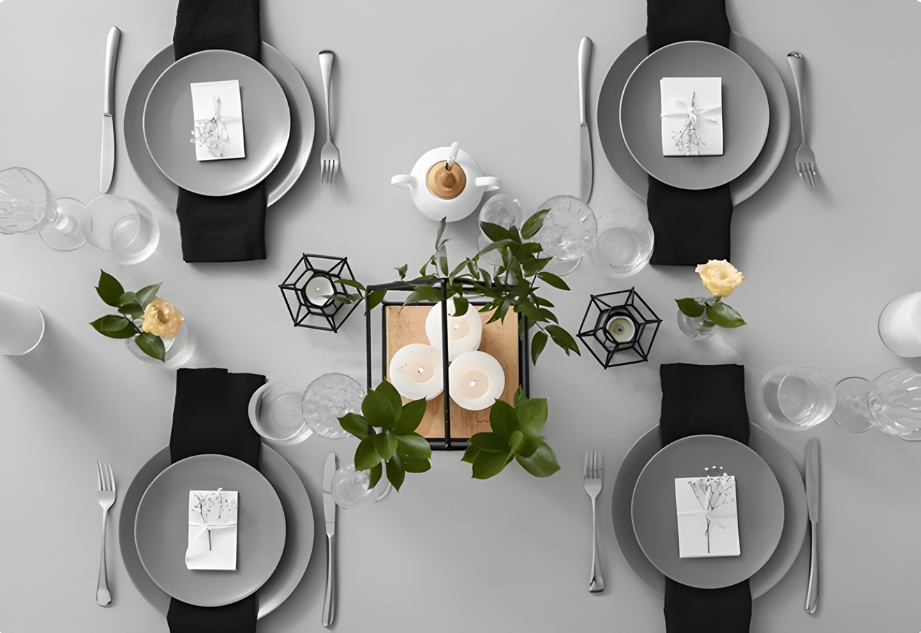 Modern gedekte tafel met zwarte servetten