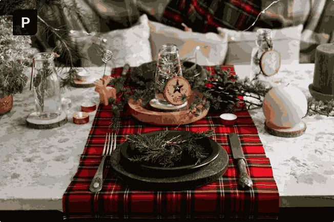 Windsor tafelloper op gedekte tafel met kerstdecoratie