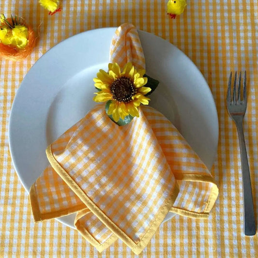 Geel brabantsbont tafelkleed met bord en bijpassende servetten- Bamar Lifestyle