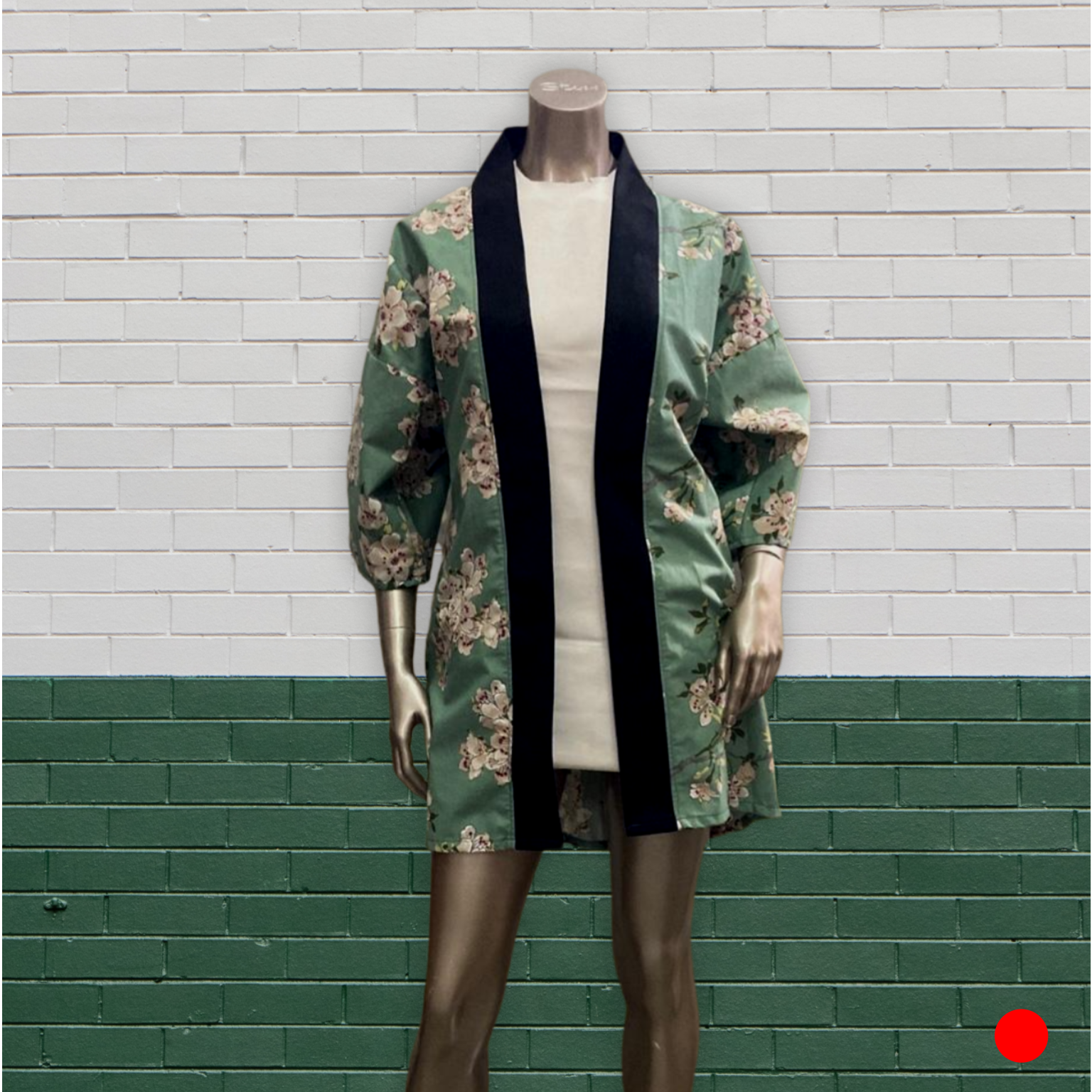 Kimono Green Blossom met zwarte hals op paspop - Bamar Lifestyle