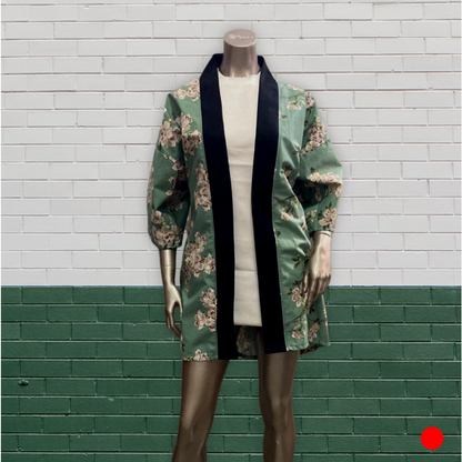 Kimono Green Blossom met zwarte hals op paspop - Bamar Lifestyle