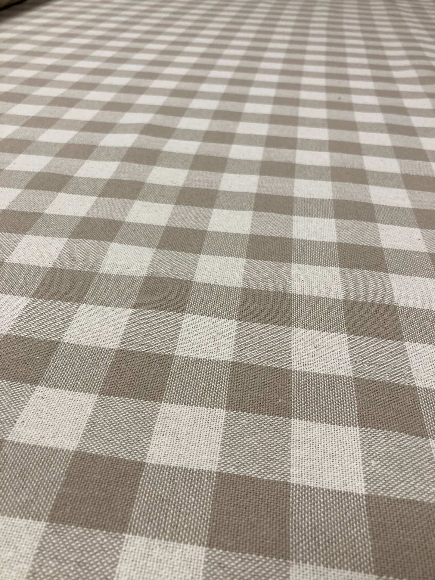 Bovenaanzicht taupe geblokt tafelkleed