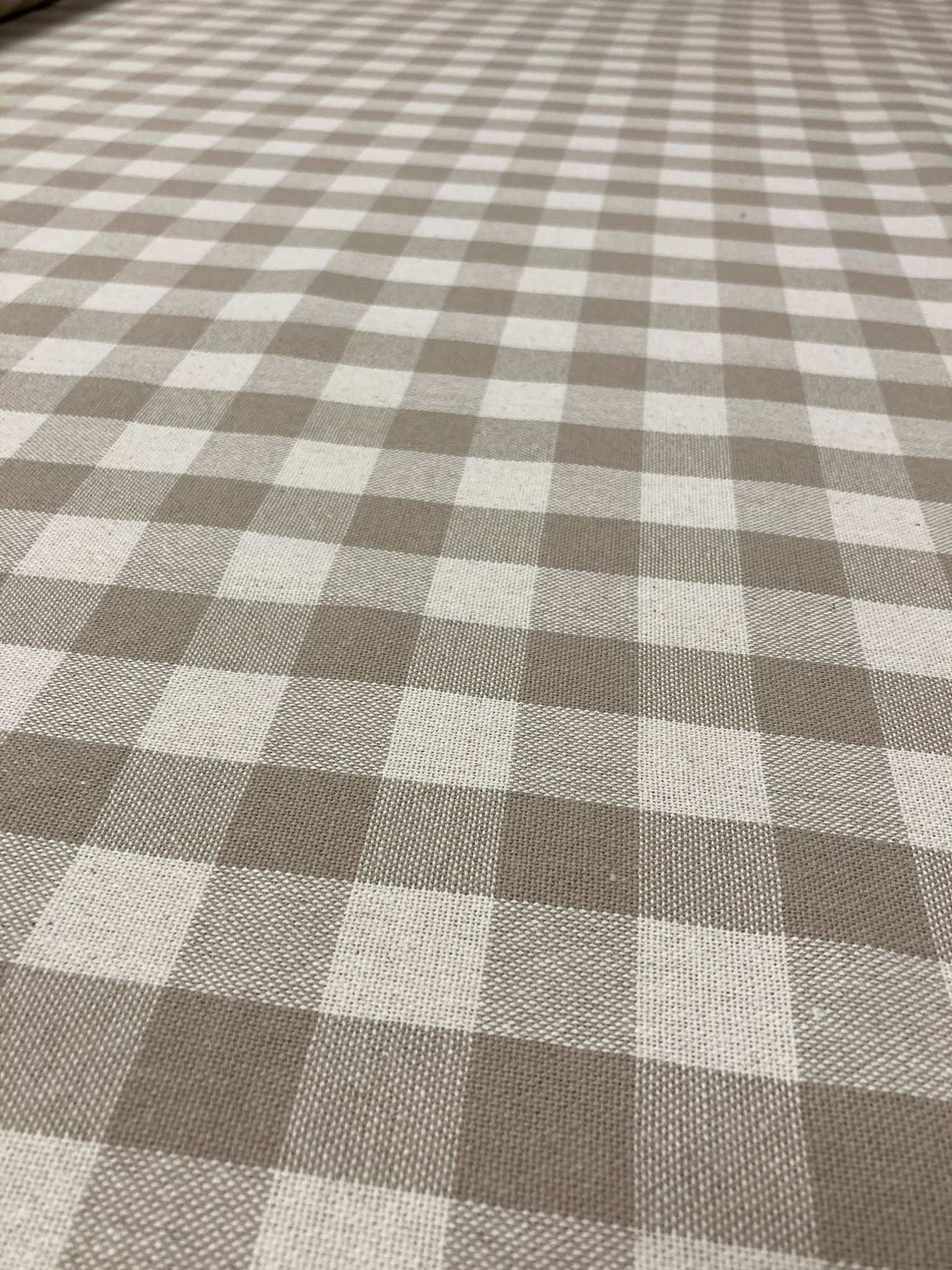 Bovenaanzicht taupe geblokt tafelkleed