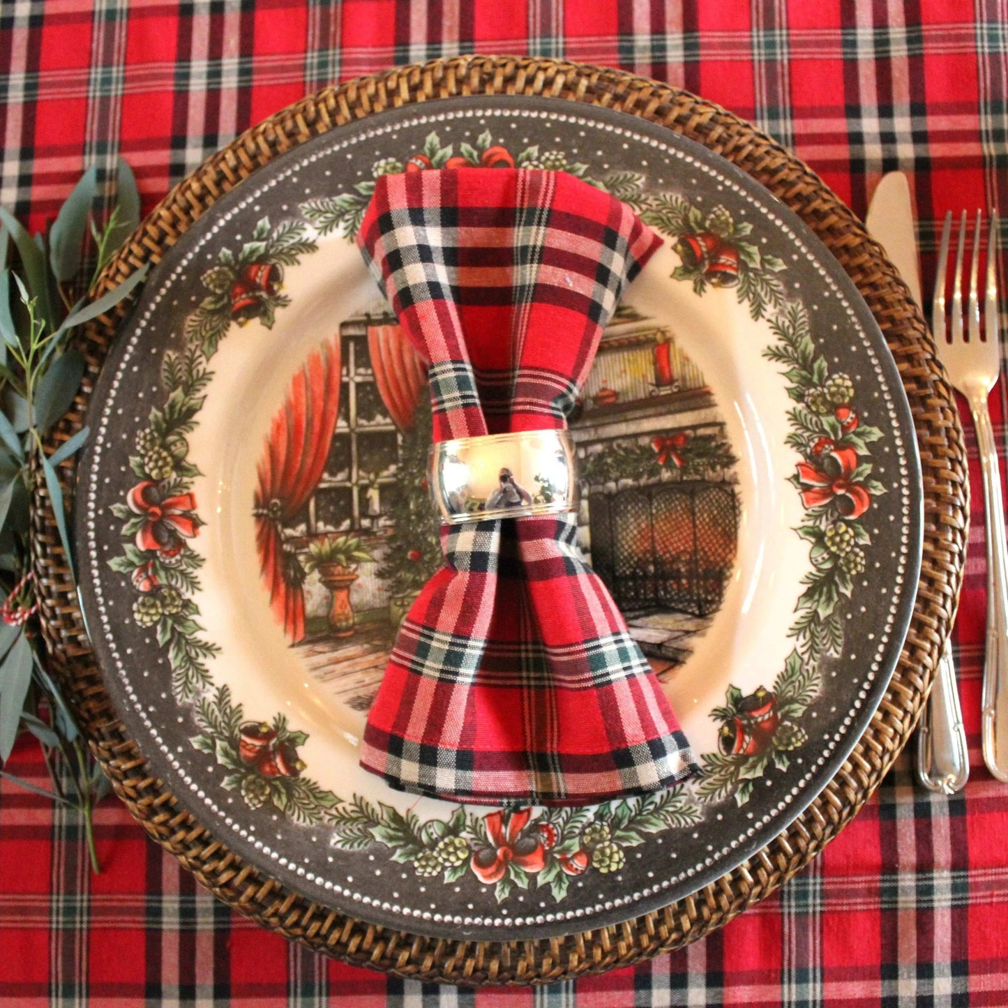 Castle rood tafelkleed met een schots geruit servet in een bord op tafel - Bamar Lifestyle