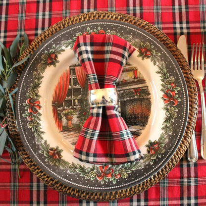 Castle rood tafelkleed met een schots geruit servet in een bord op tafel - Bamar Lifestyle