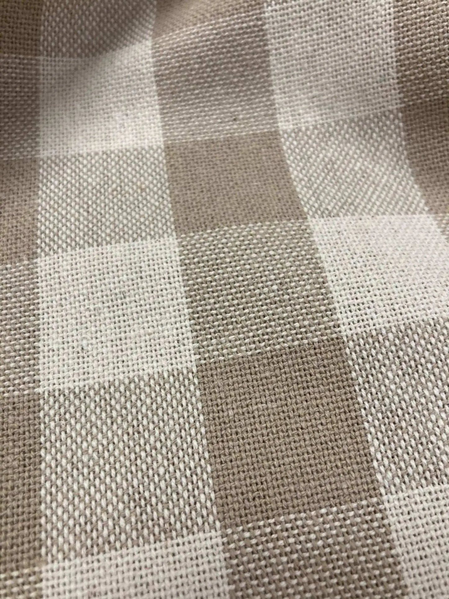 Detail geblokt beige tafelkleed