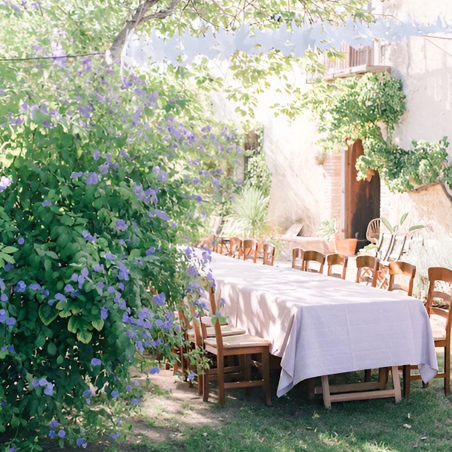 Lange gedekte tafel in de tuin 