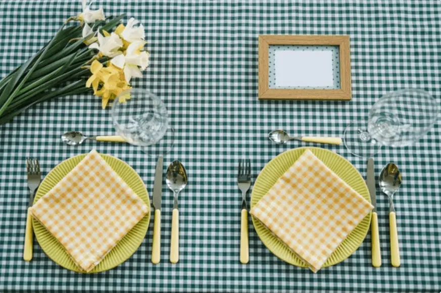 Gedekte tafel met Groen wit brabantsbont tafelkleed, ook wel kleine ruit groen genoemd (Strijkvrij) - Bamar Lifestyle