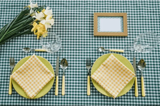 Gedekte tafel met Groen wit brabantsbont tafelkleed, ook wel kleine ruit groen genoemd (Strijkvrij) - Bamar Lifestyle