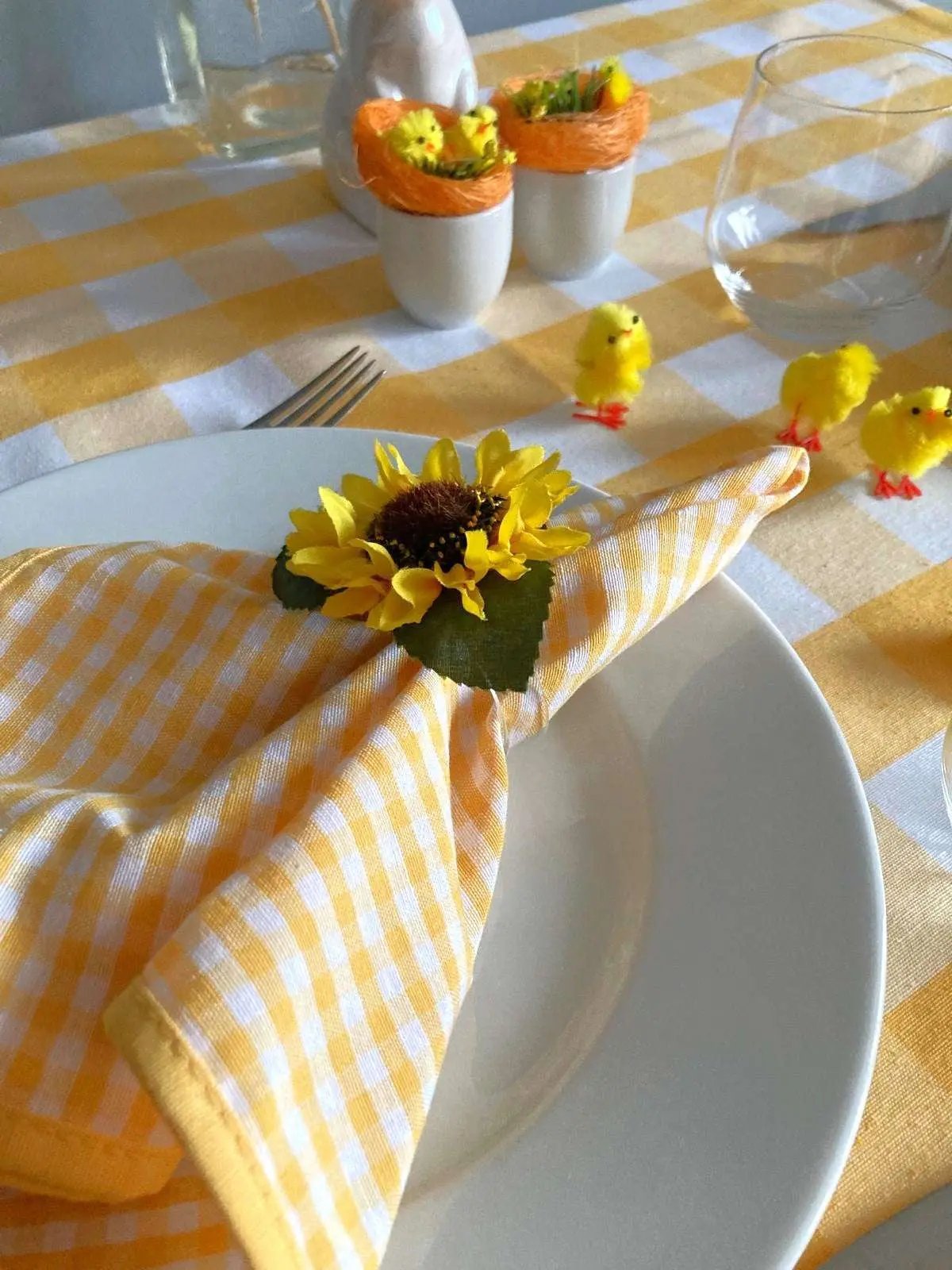 Geel brabantsbont servet op een gedekte tafel in paas thema - Bamar Lifestyle