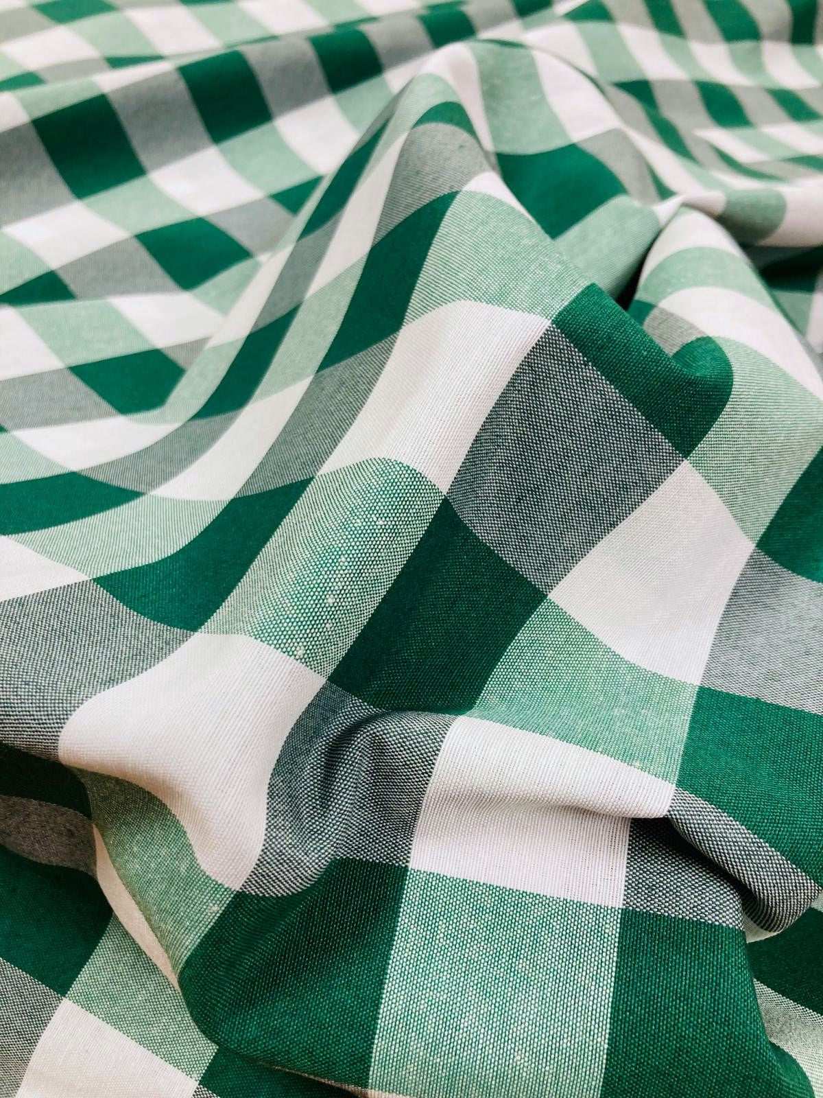 Stofstaal van Grote ruit groen op tafel - Bamar Lifestyle