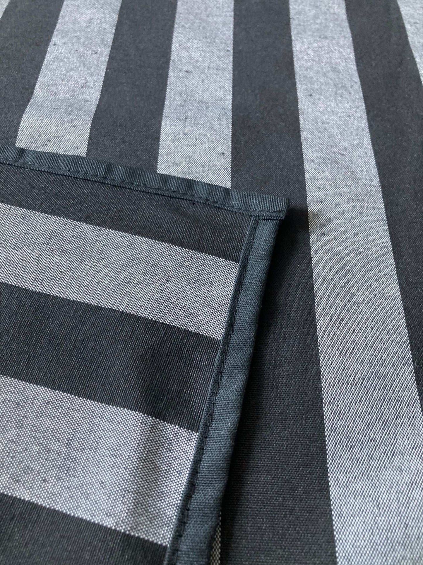 Afwerking zwart gestreept tafelkleed Rigato