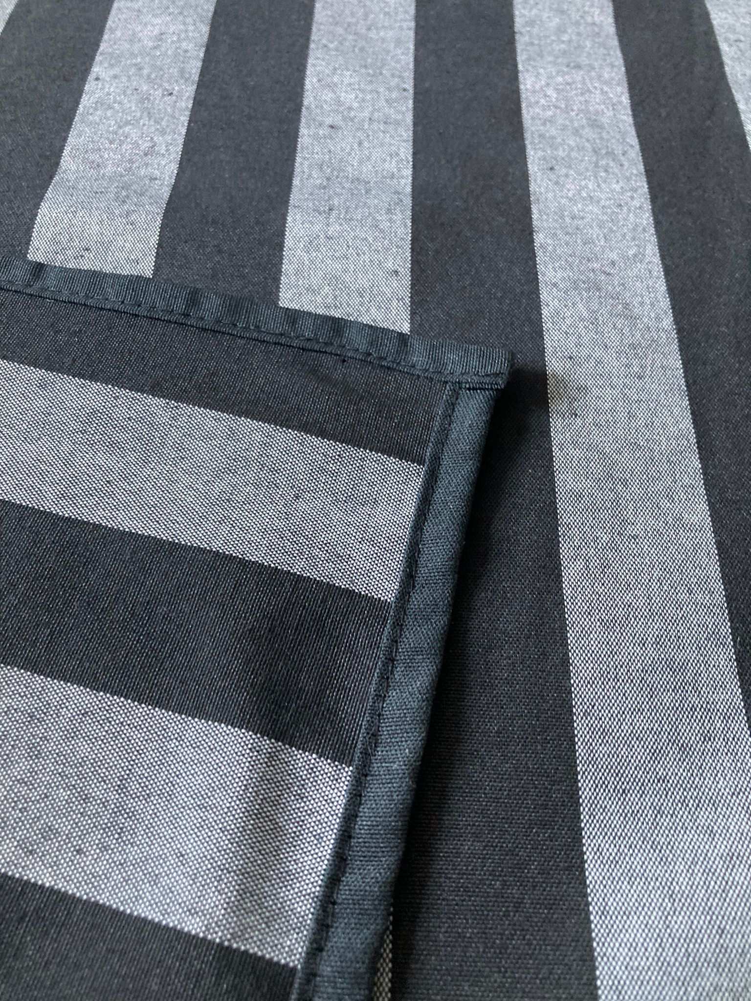Afwerking zwart gestreept tafelkleed Rigato