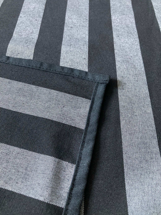 Afwerking zwart gestreept tafelkleed Rigato