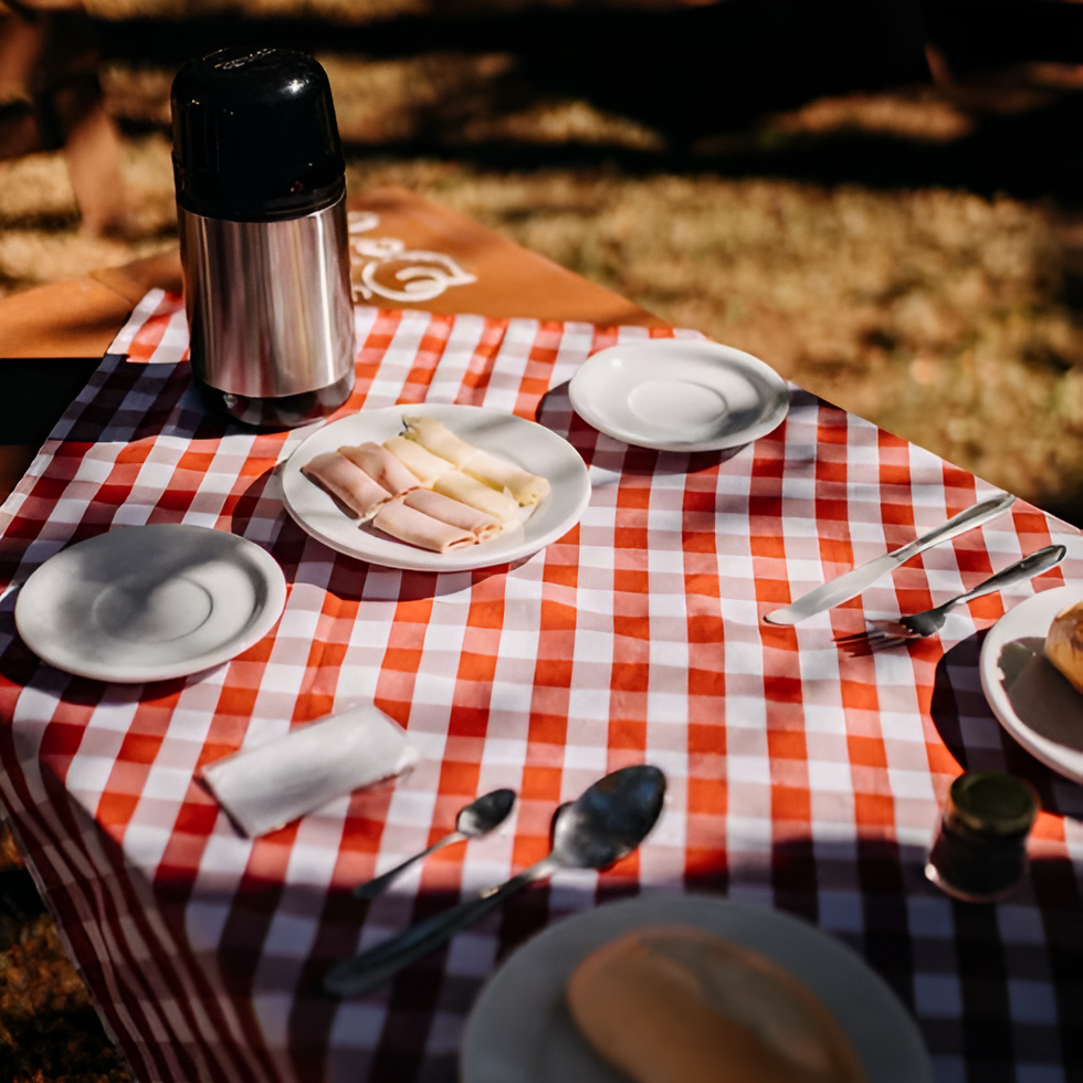Buitentafel gedekt met tafelkleed