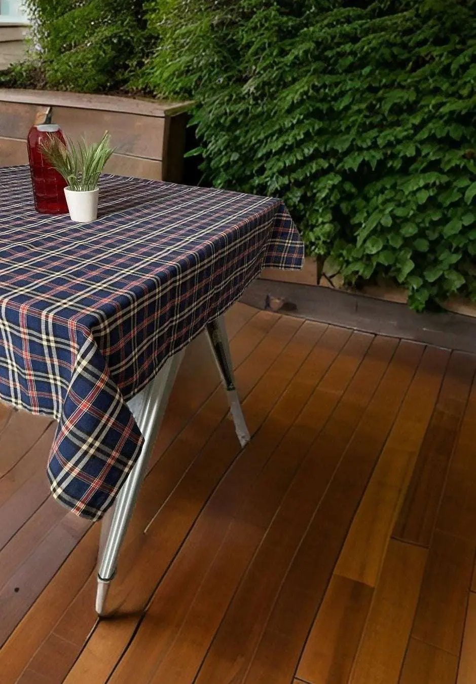 Tafelkleed Schotse ruit blauw op tafel