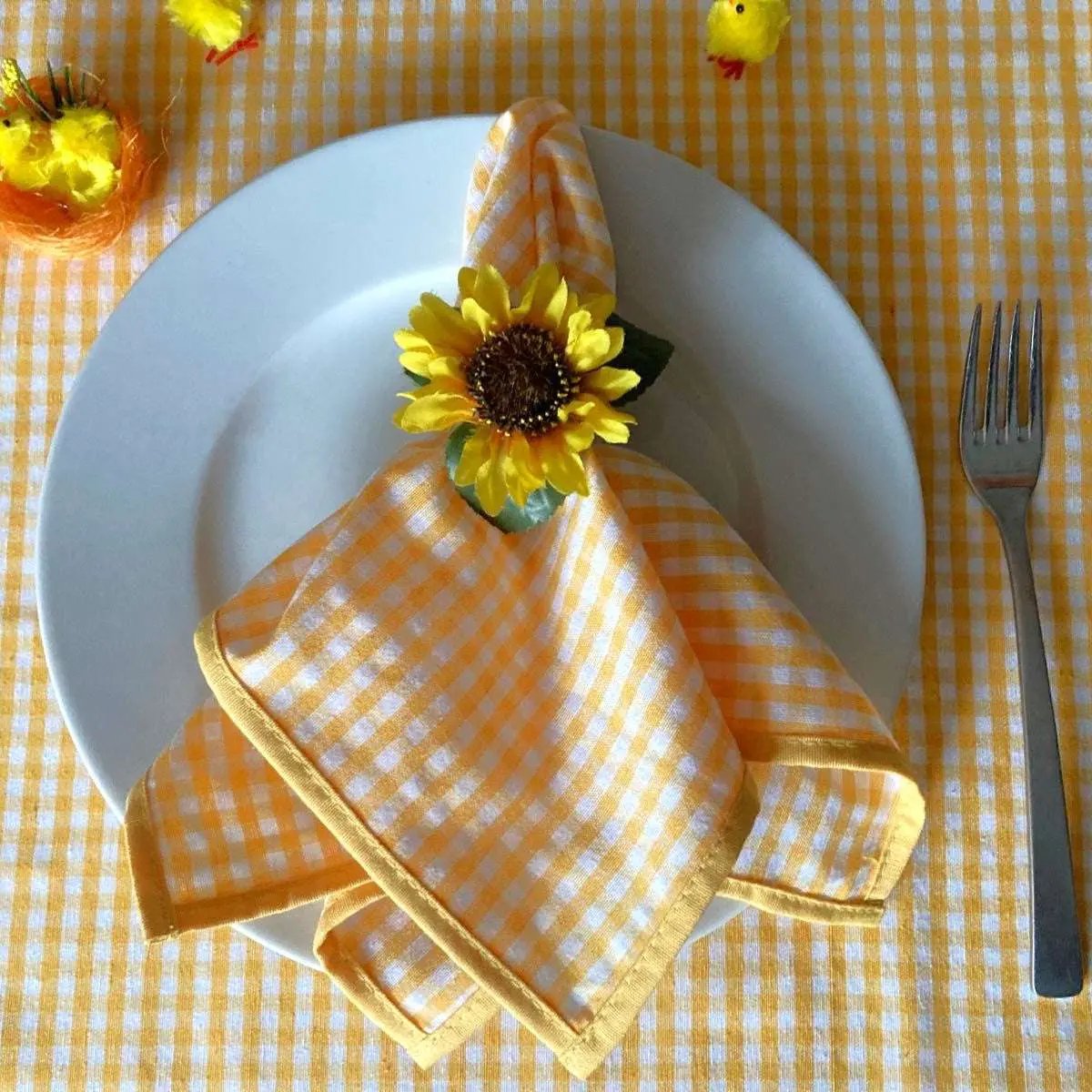 Geel brabantsbont tafelkleed met bord en bijpassende servetten- Bamar Lifestyle
