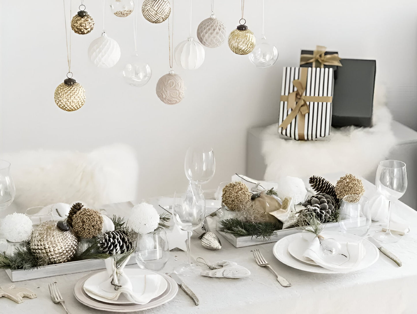 Gedekte tafel met kerstballen met wit tafelkleed en servetten