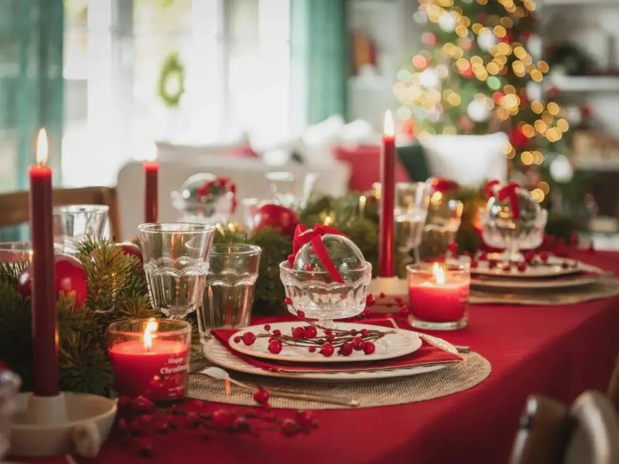 Rood velvet tafelkleed – luxe fluwelen uitstraling met elegante biesrand - Bamar Lifestyle