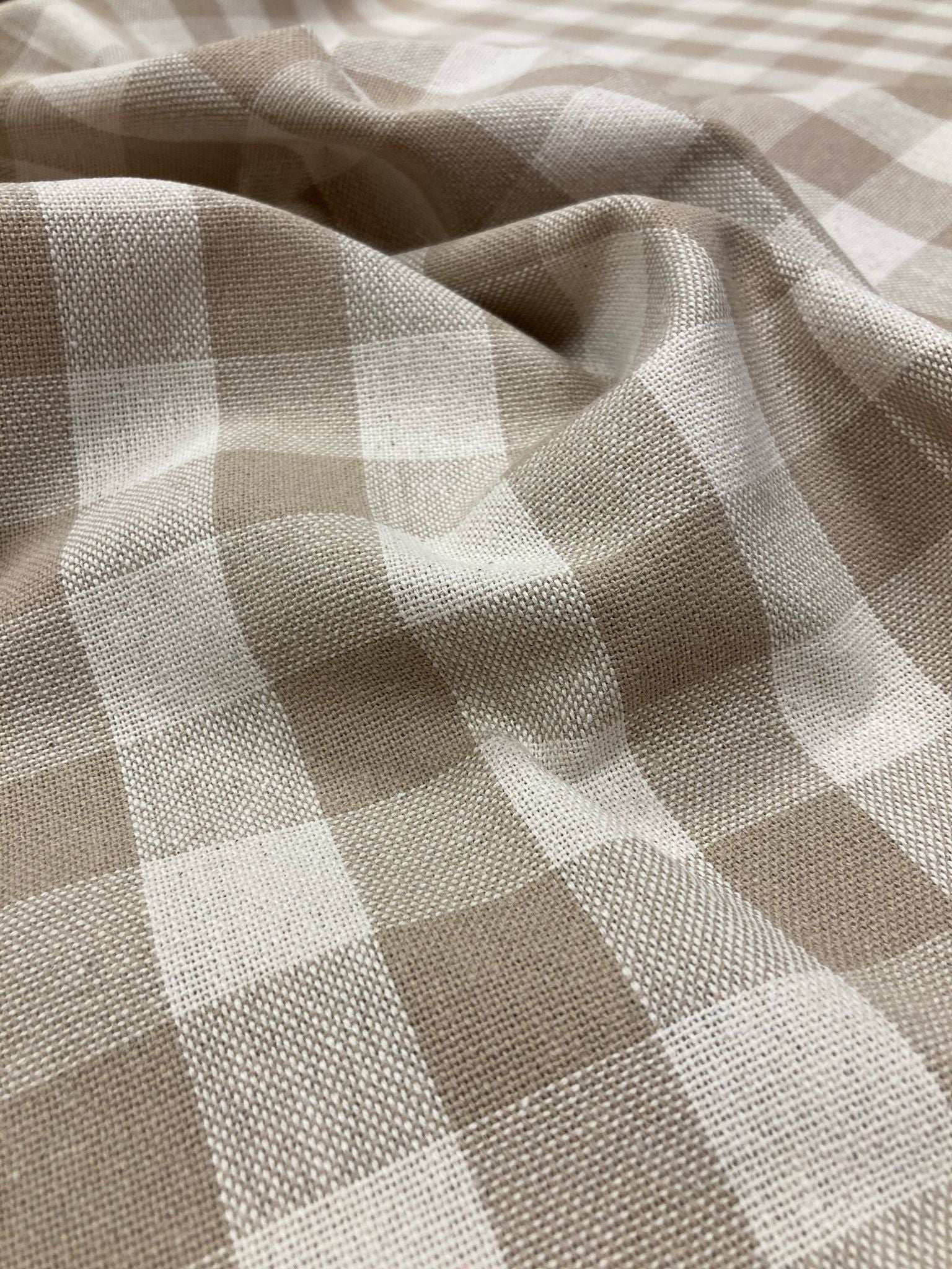 Taupe stof geruit tafelkleed