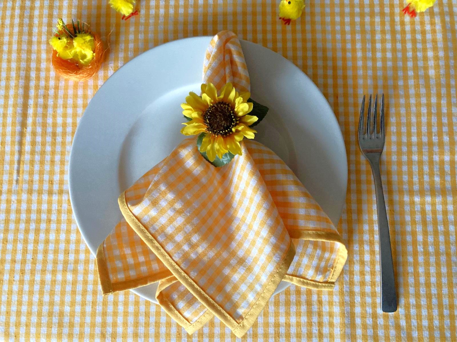 Geel brabantsbont tafelkleed met bord en bijpassende servetten- Bamar Lifestyle