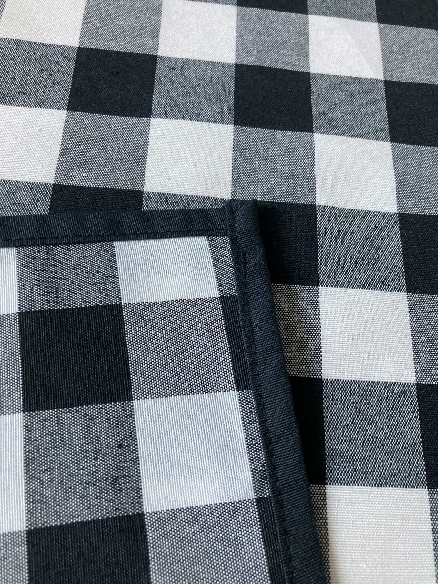 Afwerking Zwart geruit tafelkleed