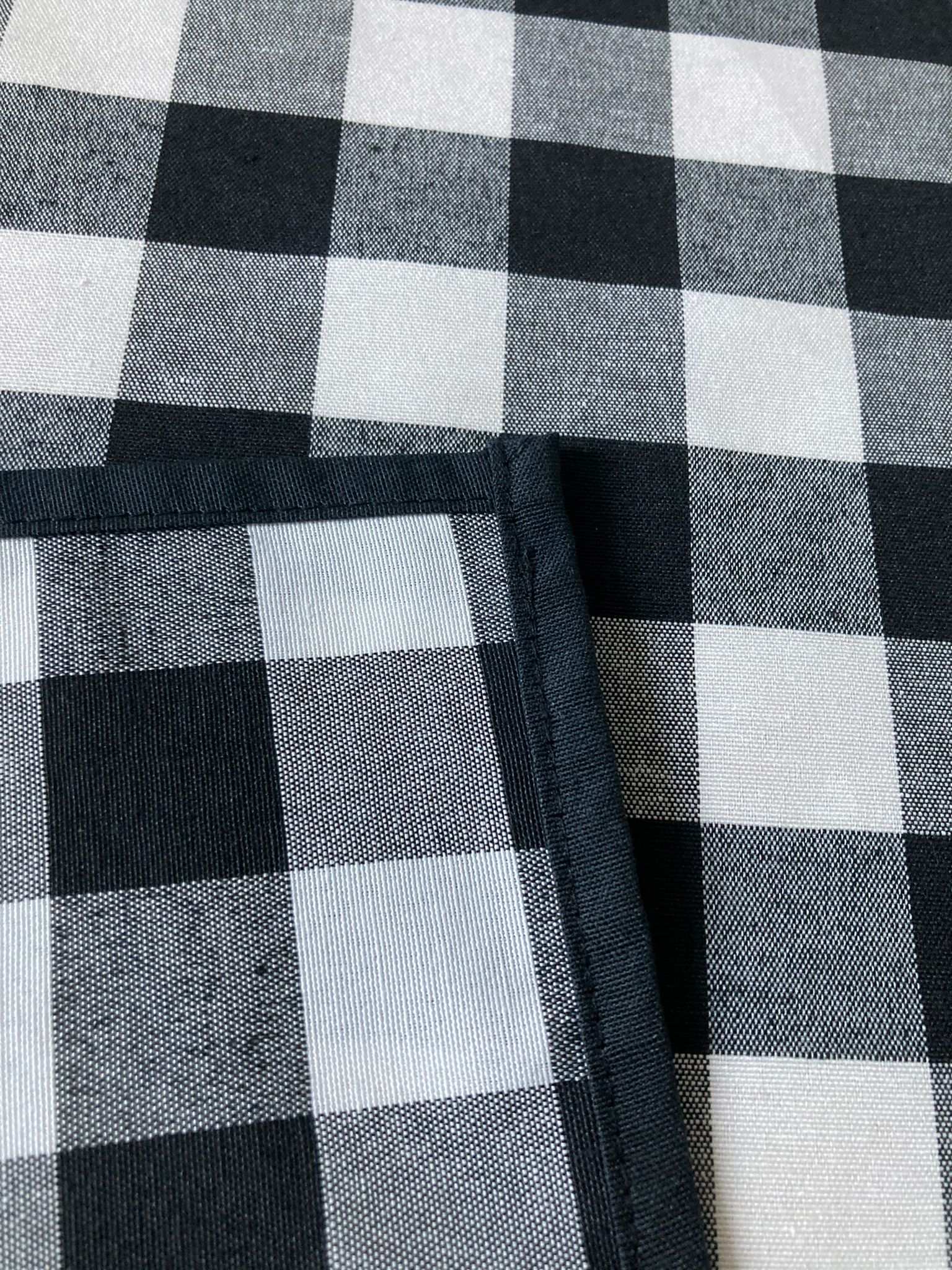 Afwerking Zwart geruit tafelkleed
